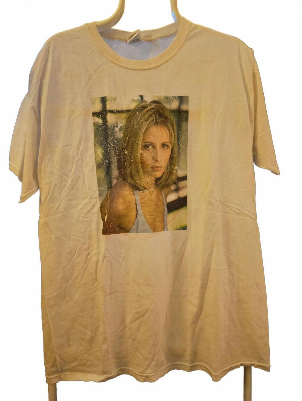 Vintage Y2K Sarah Michelle Gellar! T-SHIRT - Hanes size L - rare, unique, random